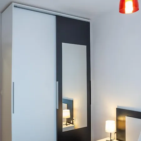 Sunny 1bdr Near Center Apartamento