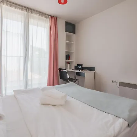 Sunny 1bdr Near Center *