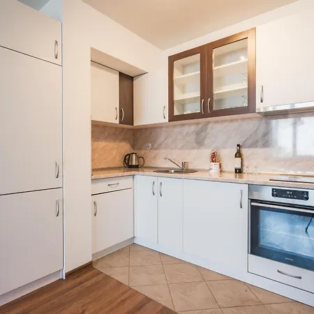 Sunny 1bdr Near Center