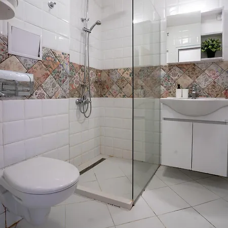 Sunny 1bdr Near Center *