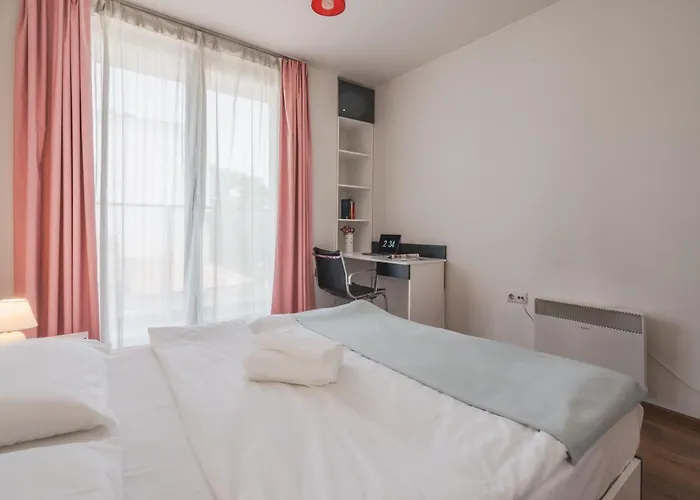 Sunny 1bdr Near Center *