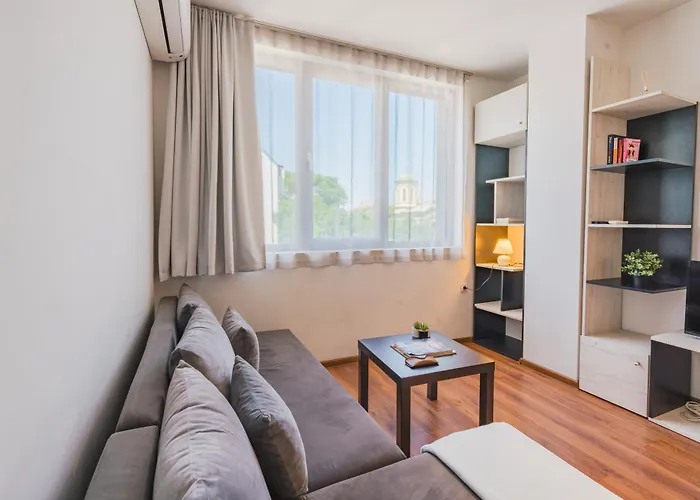 Sunny 1bdr Near Center Daire