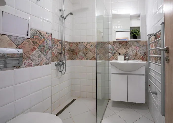 Sunny 1bdr Near Center Daire *