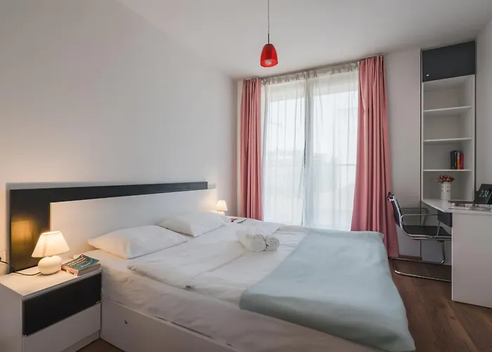 Sunny 1bdr Near Center Daire