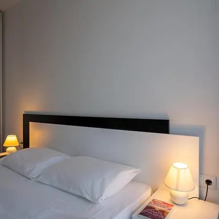 Апартамент Sunny 1bdr Near Center