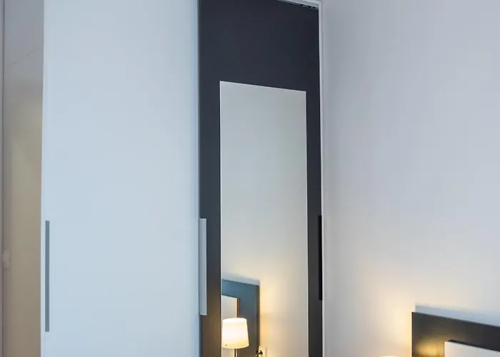 Sunny 1bdr Near Center 公寓