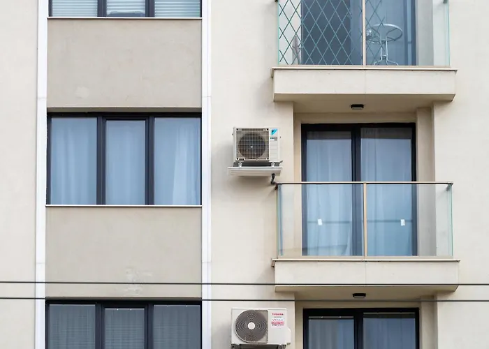 Sunny 1bdr Near Center 公寓 *