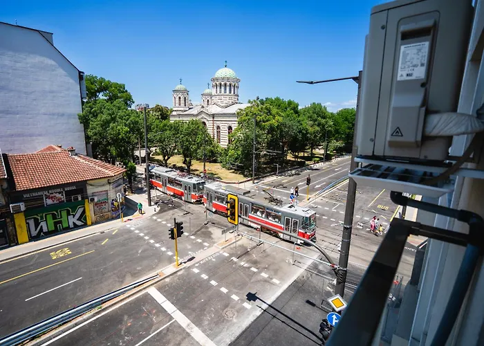 Sunny 1bdr Near Center